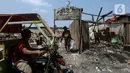 Sementara itu, beberapa warga terlihat mendatangi lokasi kebakaran. Mereka mencari barang-barang yang masih bisa diselamatkan di antara sisa-sisa bangunan. (Liputan6.com/Johan Tallo)