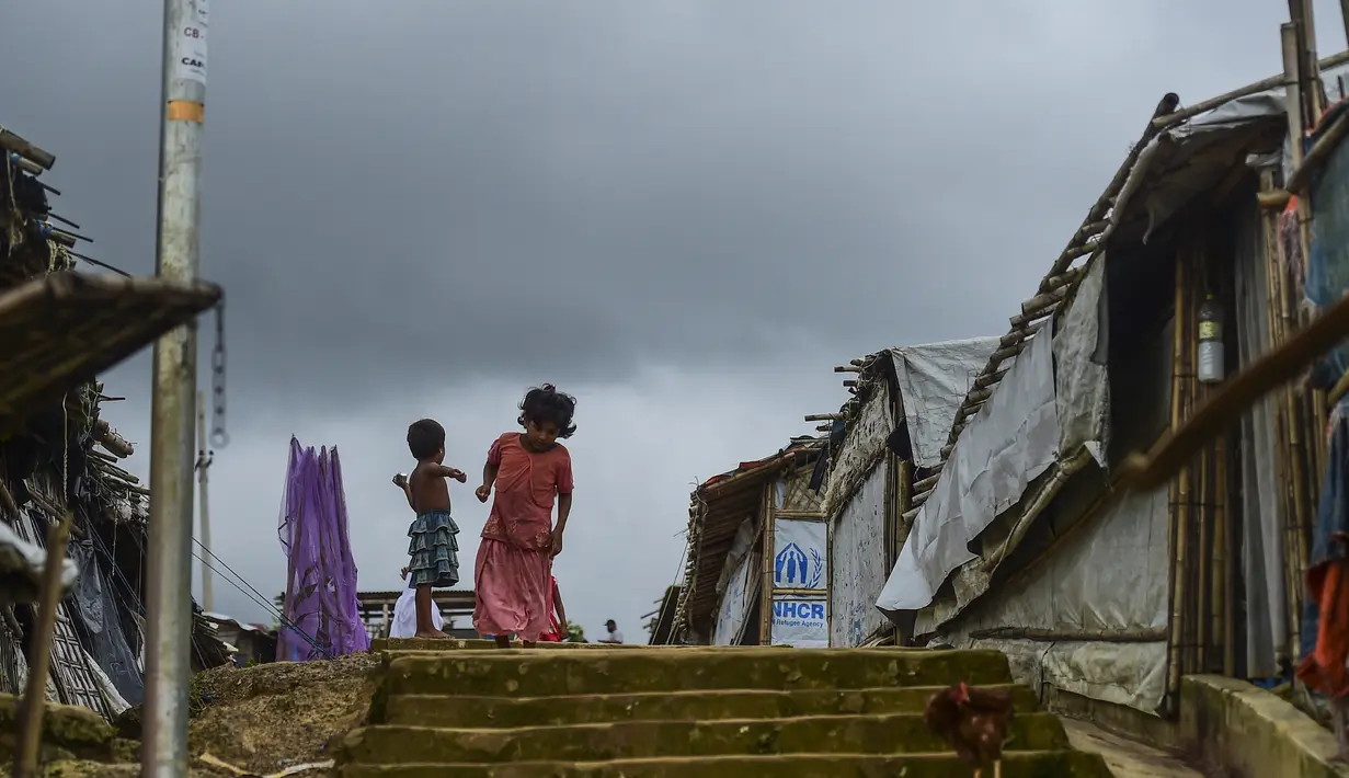 Anak-anak Rohingya bermain di Kamp Pengungsi Kutupalong di Cox's Bazar, Bangladesh, Senin (22/7/2019). Lebih dari satu juta etnis Rohingya melarikan diri dari Myanmar dan menetap di Kutupalong yang merupakan salah satu kamp pengungsi terbesar di dunia. (MUNIR UZ ZAMAN/AFP)