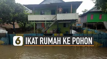 Banjir di Desa Bondra, Kabupaten Polewali Mandar, Sulawesi Barat meninggi. Warga mengikat rumah mereka dengan pohon agar tak terseret banjir.