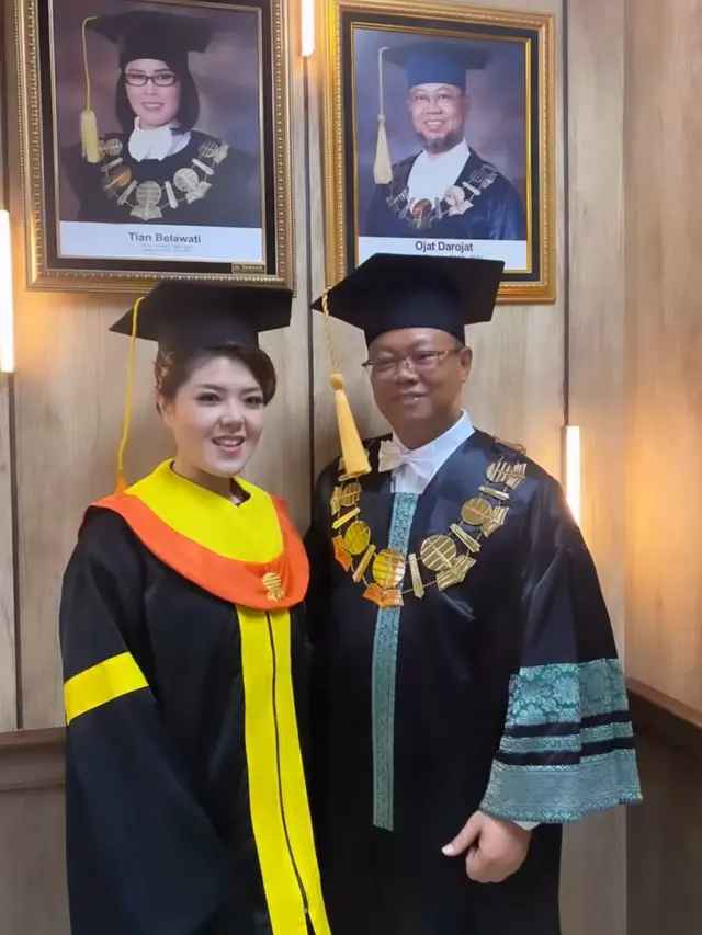 Tina Toon Wisuda S1 Hukum