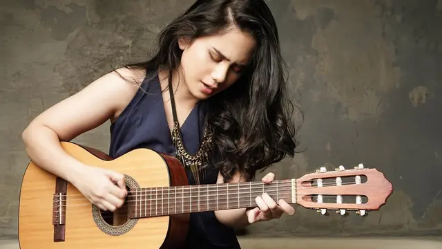 Gaya Tissa Biani dalam Balutan Dress, Anggun dan Memesona