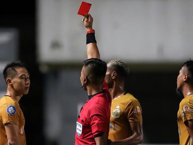 Bhayangkara FC harus bermain dengan 10 pemain di laga ini. Pasalnya Lee Yujun dikartu merah wasit setelah menampar Finky Pasamba dalam duel perebutan bola. (Bola.com/Bagaskara Lazuardi)