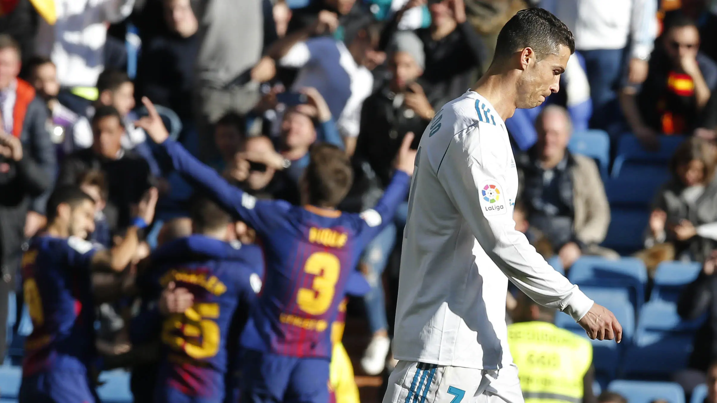 Striker Real Madrid, Cristiano Ronaldo, tampak kecewa usai ditaklukkan Barcelona pada laga bertajuk El Clasico La Liga di Santiago Bernabeu, Sabtu (23/12/2017). Real Madrid takluk 0-3 dari Barcelona. (AP/Paul White)