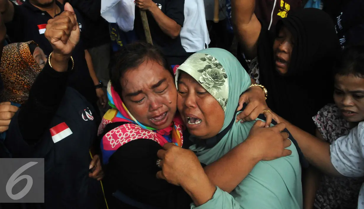 Sejumlah nelayan tampak menangis usai hakim PTUN mengabulkan gugatan mereka terkait SK Gubernur DKI Nomor 2.238 Tahun 2014 tentang pemberian izin reklamasi Pulau G, Jakarta, Senin (31/5). (Liputan6.com/Helmi Afandi)
