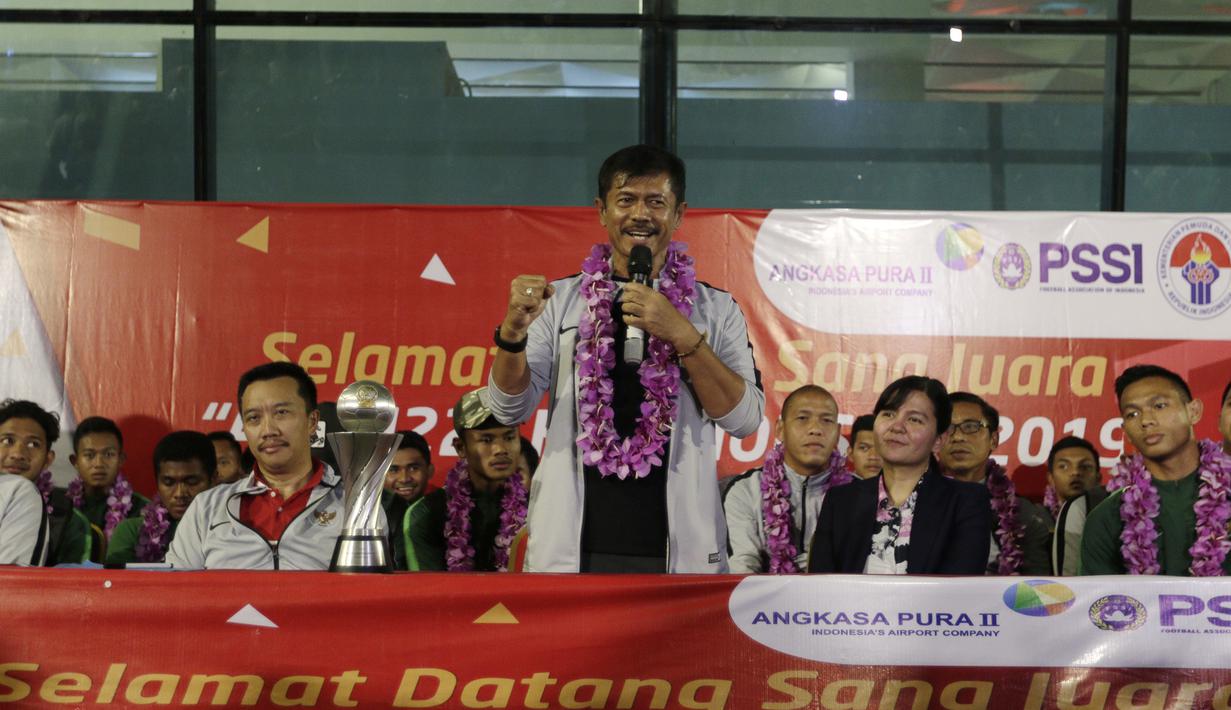 Pelatih Timnas Indonesia, Indra Sjafri, memberikan keterangan saat disambut menjadi juara Piala AFF U-22 2019 di Bandara Soetta, Tanggerang, Rabu (27/2). Timnas Indonesia mendapatkan bonus sebesar 2,1 milliar rupiah dari Kemenpora. (Bola.com/Yoppy Renato)