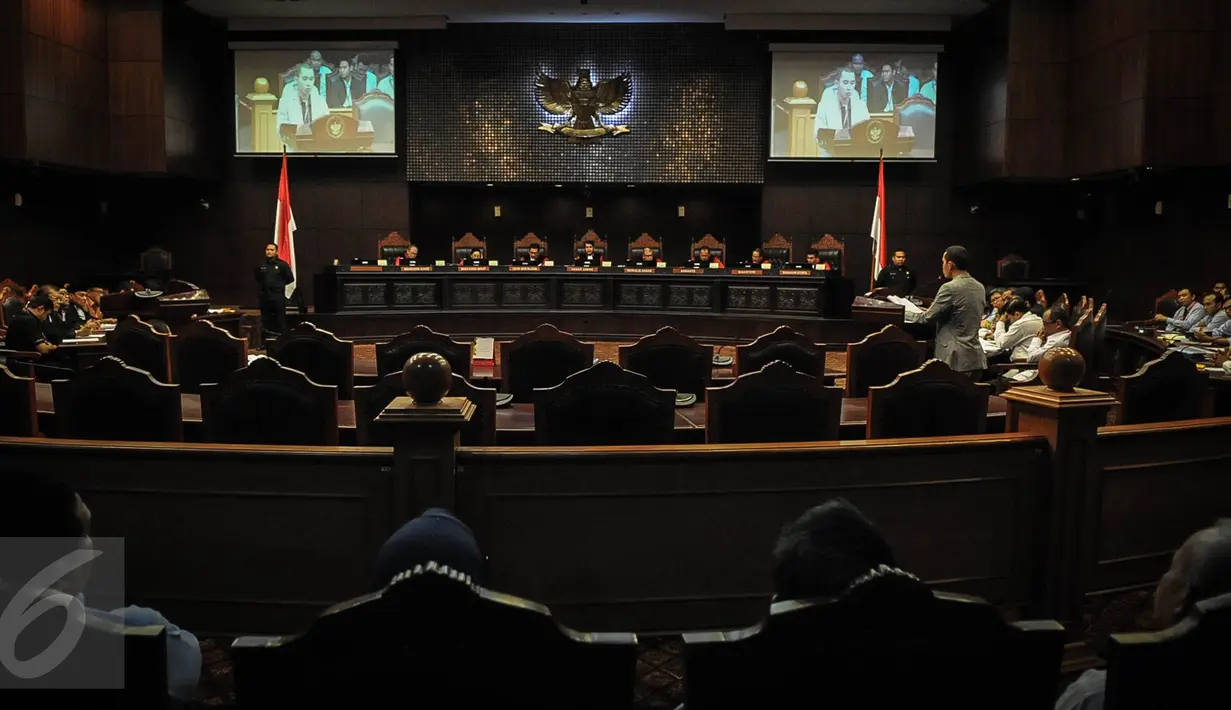Suasana sidang lanjutan gugatan terhadap UU Pengampunan Pajak (Tax Amnesty) di Mahkamah Konstitusi, Jakarta, Rabu (28/9). Sidang mendengarkan keterangan dari saksi ahli yang disiapkan Gabungan Serikat buruh sebagai pemohon. (Liputan6.com/Faizal Fanani)