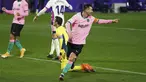 Megabitang Barcelona, Lionel Messi berselebrasi setelah mencetak gol ke gawang Valladolid pada laga pekan ke-15 Liga Spanyol di Stadion Jose Zorrilla, Selasa (22/12/2020). Messi resmi melewati rekor Pele saat membantu Barcelona menggulung Valladolid 3-0 dalam laga tersebut. (Cesar Manso/Pool via AP)