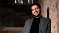 Penyanyi tampan ini menyempatkan diri mengunjungi Palestina untuk membagikan berkah Ramadan kepada sesama.