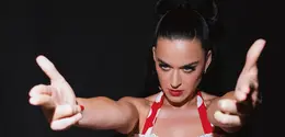 Katy Perry menghidupkan kembali kostum era 2009 di tur amal 2026. Arsip busana dilelang 21 hari, seluruh donasi untuk Firework Foundation. (@katyperry)