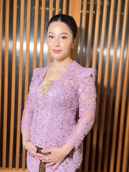 6 Gaya Nikita Willy Kenakan Kebaya Ungu Saat Kondangan Pancarkan Aura