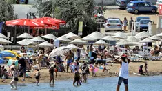 Warga berlibur di sebuah pantai di Distrik Ayvalik, Provinsi Balikesir, Turki, 4 Agustus 2020. Ramainya kunjungan warga Turki ke pantai-pantai selama liburan empat hari Idul Adha pekan lalu memicu kekhawatiran merebaknya kembali pandemi COVID-19 di negara itu. (Xinhua/Osman Orsal)