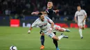 Pemain PSG Marco Verratti (belakang) berebut bola dengan pemain Olympique Marseille Remy Cabella dalam lanjutan Liga 1 Perancis di Parc des Princes stadium,Paris, Minggu (04/10/2015). PSG menang 2-1.  (EPA/Ian Langsdon)