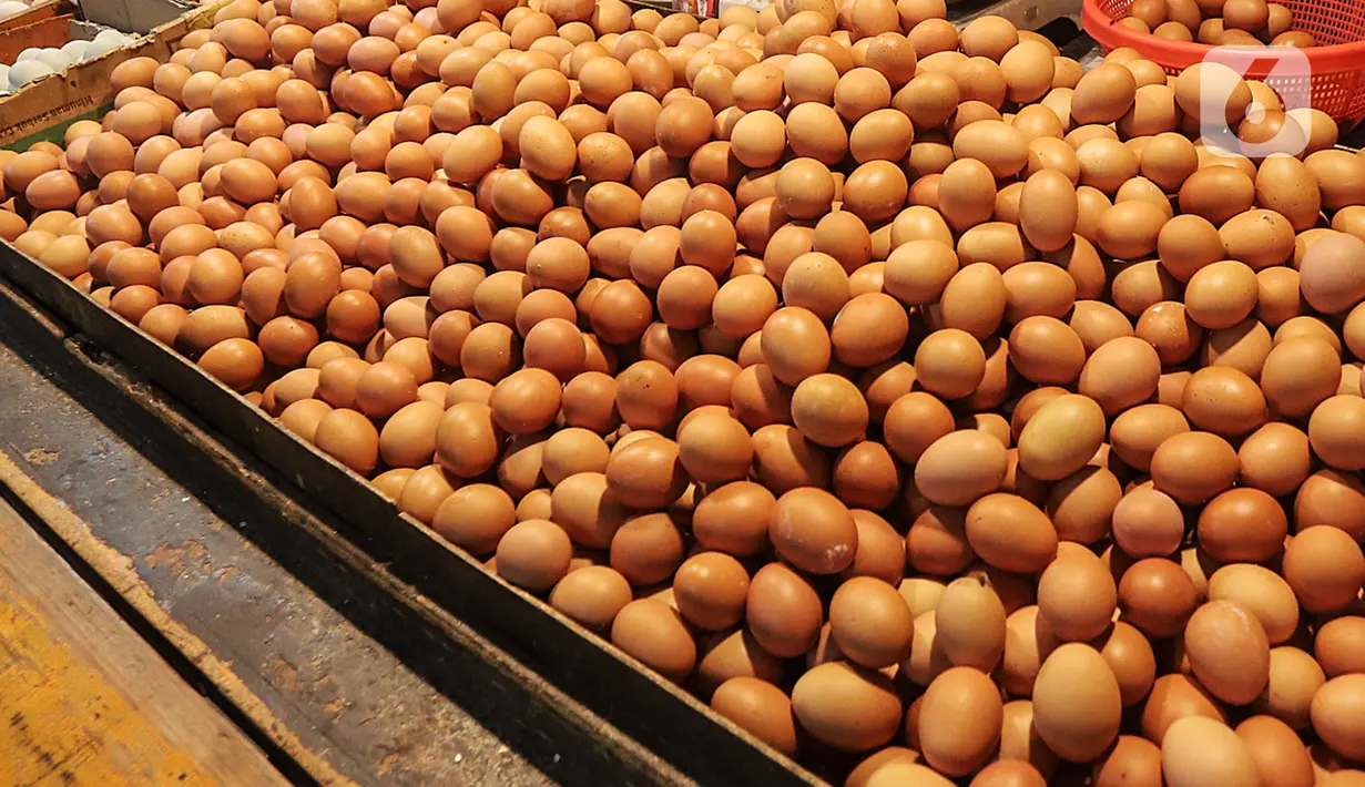 Telur ayam ras yang dijual di Pasar Kebayoran Lama, Jakarta, Minggu (5/3/2023). Jelang Ramadan, telur ayam menjadi komoditas kebutuhan pangan yang kenaikannya paling tinggi. (Liputan6.com/Johan Tallo)