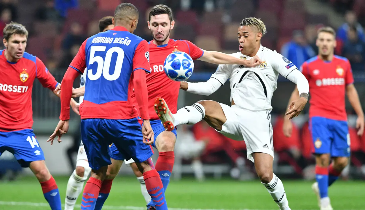 Gelandang Real Madrid, Mariano, berusaha melewati kepungan pemain CSKA Moskow pada laga Liga Champions di Stadion Luzhniki, Moskow, Selasa (2/10/2018). CSKA menang 1-0 atas Madrid. (AFP/Mladen Antonov)