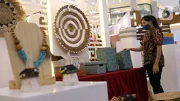 Pengunjung mengamati kerajinan tangan rumahan dalam pameran Creative Culture Home di Sumarecon Mal Serpong, Tangerang, Banten, Selasa (27/10/2020). Pameran untuk membangkitkan pemulihan ekonomi ini digelar Kementerian Pariwisata dan Ekonomi Kreatif serta pengelola mal. (Liputan6.com/Angga Yuniar)
