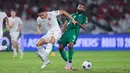 Pemain Timnas Indonesia, Rizky Ridho, berusaha menghentikan laju pemain Arab Saudi, Firas Al-Buraikan, pada pertandingan lanjutan putaran ketiga Kualifikasi Piala Dunia 2026 Zona Asia di Stadion Utama Gelora Bung Karno (SUGBK), Senayan, Selasa (19/11/2024). (Bola.com/M Iqbal Ichsan)