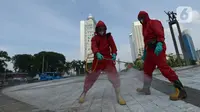 Petugas pemadam kebakaran (Damkar) melakukan penyemprotan disinfektan di sepanjang jalan Jenderal Sudirman-MH Thamrin, Jakarta, Sabtu (20/6/2020). Penyemprotan dalam rangka kembali diadakannya Car free day di Jalan Sudirman-Thamrin pada Minggu, 21 Juni esok. (merdeka.com/Imam Buhori)