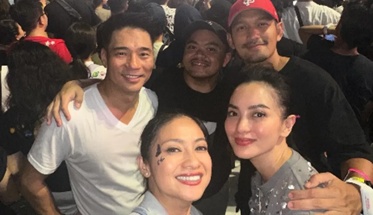 Ririn Ekawati tampil menawan bersama keluarganya saat nonton Coldplay Jakarta. Ia mengenakan atasan berwarna abu-abu dengan makeup natural yang menunjukkan kecantikan kulitnya yang glowing. [Foto: Instagram/ririnekawati]