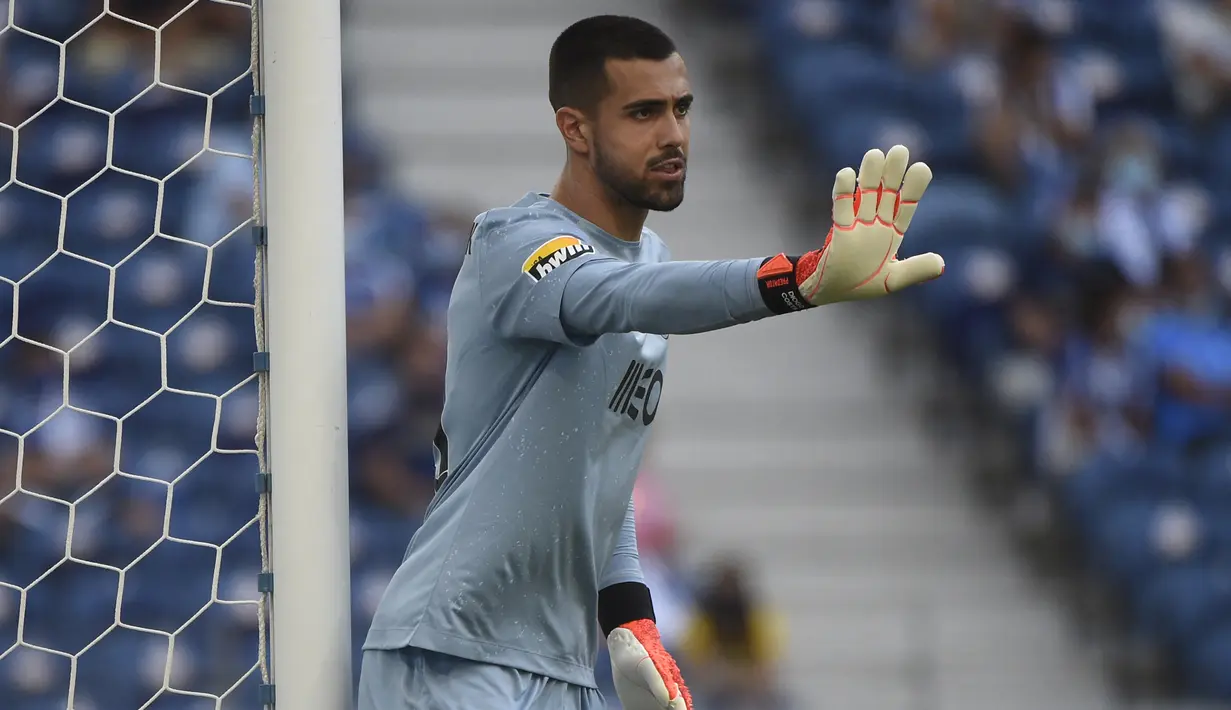 Kiper FC Porto, Diogo Costa memberi instruksi kepada rekan-rekannya saat menghadapi FC Arouca pada laga Liga Portugal 2021/2022 di Dragao Stadium, Porto (28/8/2021). Diogo Costa merupakan produk akademi FC Porto sejak awal musim 2012/2013 yang dipromosikan ke tim utama pada awal musim 2019/2020. (AFP/Miguel Riopa)