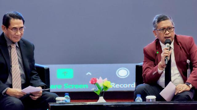 Doktor Ilmu Geopolitik dan Pertahanan, Hasto Kristiyanto (kanan), menjadi moderator dalam Seminar Peringatan Hari Lahir Pancasila di Universitas Pertahanan (Unhan) dengan tema "Implementasi Pancasila untuk Memperkokoh Nasionalisme dan Bela Negara pada Civ