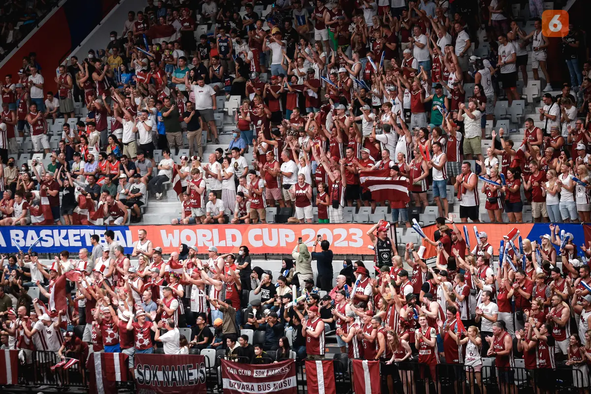 Foto: Pernak-pernik Unik Suporter Latvia pada Laga Perdana Piala Dunia FIBA 2023 di Indonesia