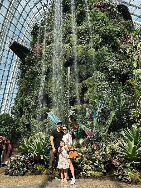 Sekedar informasi, Chelsea Olivia dan Glenn Alinskie sejak masih pacaran kerap menarik perhatian. Sebelum menikah, pasangan ini menjalin hubungan asmara delapan tahun. Hingga punya dua anak, keduanya masih tetap menunjukkan kemesraannya. [Instagram/chelseaoliviaa]