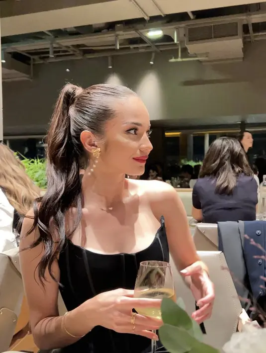 Gaya makeup glamor dengan pesona lipstik merah memukau hadirkan kecantikan yang tiada tara. [Foto: Instagram/ Enzy Storia]