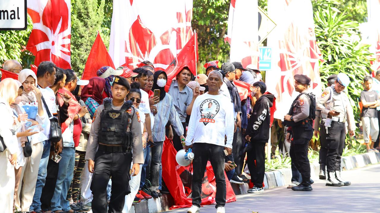 FOTO: Relawan Tumpah Ruah di kawasan Bandara Halim Perdanakusuma Antar Jokowi Pulang ke Solo