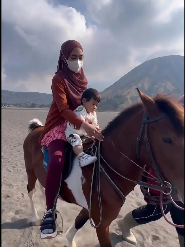 Ria Ricis dan Moana ke Gunung Bromo