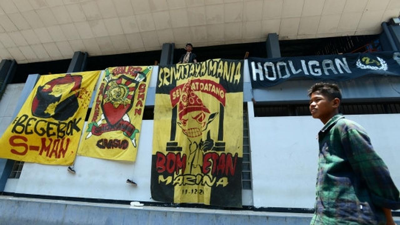 Loyalitas suporter Sriwijaya FC rela menginap di Senayan