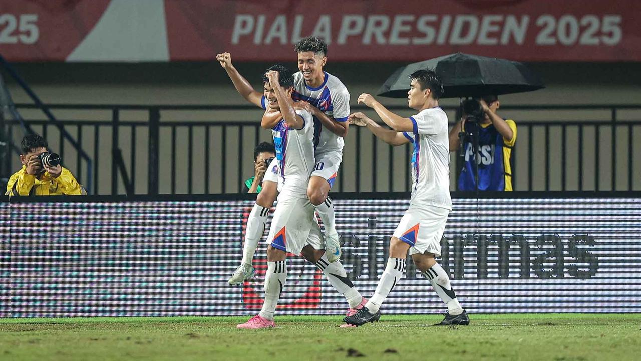 FOTO: Port FC Kalahkan Oxford United, Boyong Trofi Piala Presiden 2025 ke Thailand