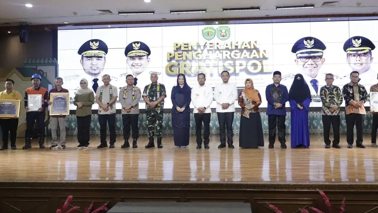 Kali Ini Gratispol Diserahkan Gubernur Harum di Bontang, Kutim dan Berau