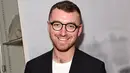 Seorang saksi ata mengatakan bahwa ia melihat Sam Smith di kelab mala pada Minggu, 24 Juni lalu. (hollywoodreporter)