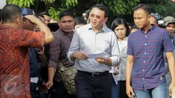 Calon gubernur DKI, Basuki Tjahaja Purnama (Ahok) mendatangi Tempat Pemungutan Suara (TPS)54  di Pantai Mutiara, Pluit, Jakarta Utara, Rabu (19/4). Di TPS ini Ahok akan memberikan hak suaranya dalam Pilkada DKI putaran kedua (Liputan6.com/Faizal Fanani)