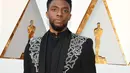 Aktor Chadwick Boseman berpose saat menghadiri Academy Awards ke-90 di Hollywood, California (4/3). Chadwick Boseman hadir mengenakan jas bertema Black Panther pada perhelatan Academy Awards atau Oscar 2018 tersebut. (AFP Photo / Valerie Macon)
