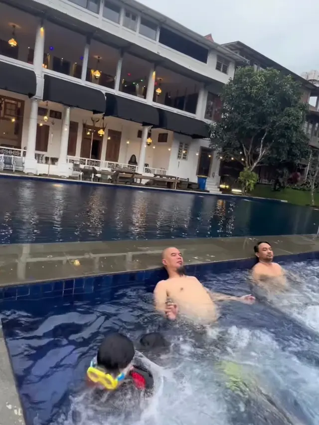 Potret Kolam Renang Vila Ahmad Dhani dan Mulan Jameela (Instagram/@meisya__siregar)