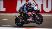 Pembalap Yamaha, Toprak Razgatlioglu pada latihan bebas WSBK Mandalika di Sirkuit Mandalika, Lombok. (Twitter/World Superbike)