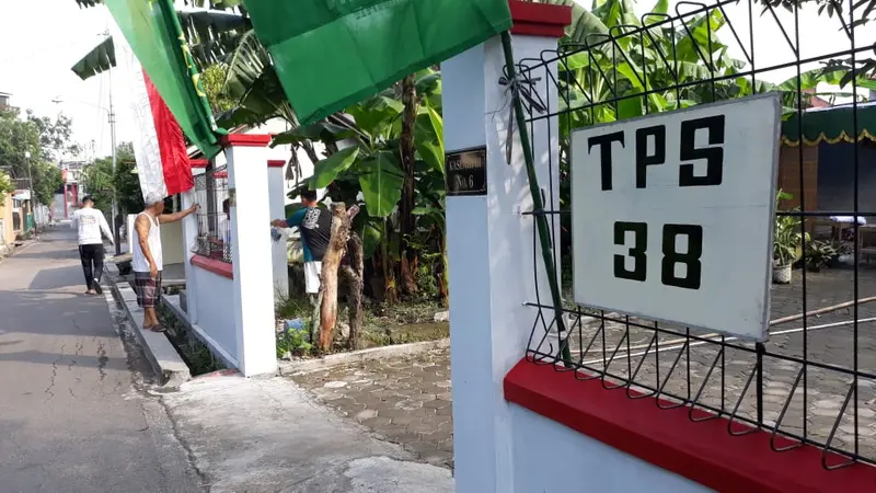 Petugas KPPS dan warga sibuk bekerja bakti untuk mendirikan TPS 38 yang beralamat di Jalan Kasuari III No 6, Kampung Tirtoyoso, Manahan, Solo. (Foto: Liputan6.com/Fajar Abrori)