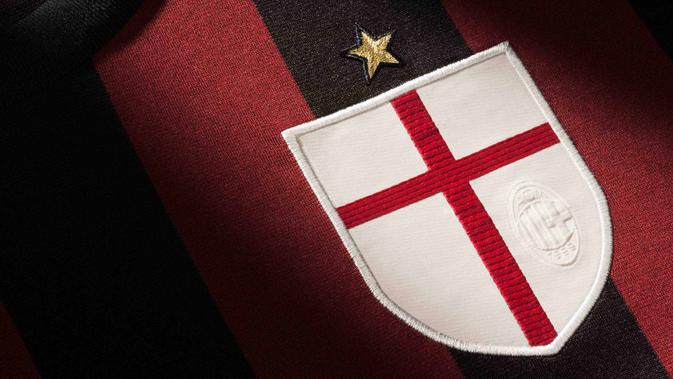 AC MIlan melakukan perubahan mengejutkan pada jersey mereka pada musim 2014 - 2015. Rossoneri memilih memasang logo yang biasa dipakai timnas Inggris St George's Cross. (AC Milan)