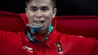 Atlet Wushu, Edgar Xavier, melakukan selebrasi usai meraih medali perak pada nomor Cangquan putra Asian Games di JIExpo, Jakarta, Minggu, (19/8/2018). Edgar Xavier berhasil meraih perak dengan angka 9.72. (Bola.com/Vitalis Yogi Trisna)