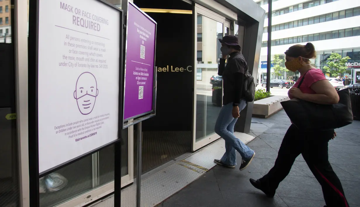 Orang-orang yang mengenakan masker memasuki Royal Ontario Museum (ROM) di Toronto, Kanada, pada 11 Juli 2020. Setelah ditutup sementara selama empat bulan, Royal Ontario Museum dibuka kembali untuk umum mulai Sabtu (11/7), dengan para pengunjung diwajibkan memakai masker. (Xinhua/Zou Zheng)