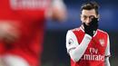 Mesut Ozil bergabung dengan Arsenal pada 2013 pada era kepelatihan Arsene Wenger. Lama menjadi pujaan publik Emirates, nasibnya meredup di era Unai Emery, dan semakin terasingkan pada era Mikel Arteta. Konflik internalnya dengan manajemen klub memaksa Arteta harus Ozil. (AFP/Ben Stansall)