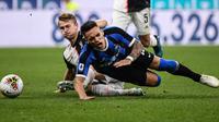 Bek Juventus Matthijs de Ligt dan pemain Inter Milan Lautaro Martinez terjatuh saat berebut bola dalam lanjutan kompetisi Serie A 2019-2020 di Stadion Giuseppe Meazza, Minggu (6/10/2019). Juventus memenangi duel bertajuk Derby d'Italia dengan keunggulan 2-1 atas Inter. (Marco Bertorello / AFP)
