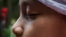 Anak-anak dan para orang tua melantunan doa-doa dan nyanyian-nyanyian rohani sebelum acara dimulai. (Bola.com/Bagaskara Lazuardi)