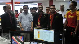 Menkominfo Rudiantara (kedua kiri) saat memantau traffic komunikasi di Gedung Indosat, Jakarta, Senin (4/7). (Liputan6.com/JohanTallo)