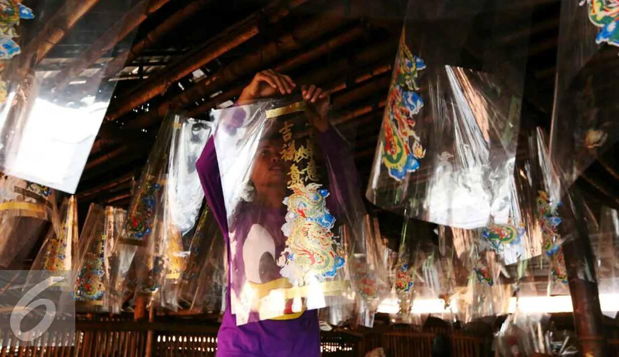 Seorang pekerja menjemur plastik untuk pembuatan lilin di industri rumahan, Di Tangerang, Rabu (4/1). Sedangkan   produksi pembuatan lilin mencapai 20ton. Melayani pesanan seputar Jakarta-Tangerang hingga keluar pulau. (Liputan6.com/Angga Yuniar)