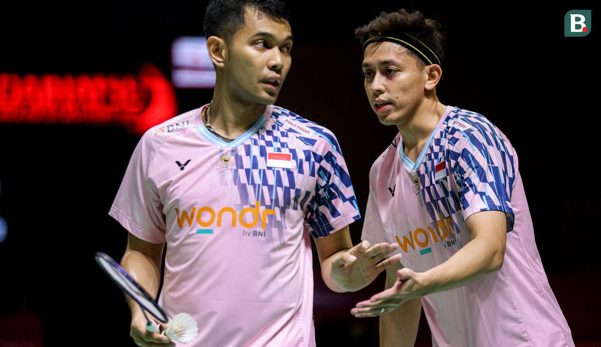 Pebulu tangkis ganada putra Indonesia, Fajar Alfian/Muhammad Rian Ardianto saat bertanding dengan pasangan China, Xie Hao Nan/Zeng Wei Han pada laga perempat final Indonesia Masters 2025 yang berlangsung di Istora Senayan, Jakarta, Jumat (24/01/2025). (Bola.com/Bagaskara Lazuardi)