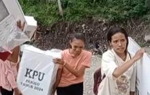 Perjuangan Petugas KPPS Wanita di Sikka Susuri Jalan Berbatu & Terjal Antar Logistik Pemilu