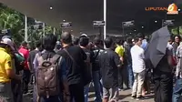 [VIDEO]: Demi Tukarkan Tiket, Fans Metallica "Mengular" di GBK