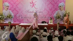 Syahrini menggelar acara Tanda Cinta Princess Syahrini di Masjid Az-Zikra, Sentul, Bogor, Jumat (24/6). Syahrini berbagi rezeki dengan 5.000 anak yatim.  (Liputan6.com/Herman Zakharia)